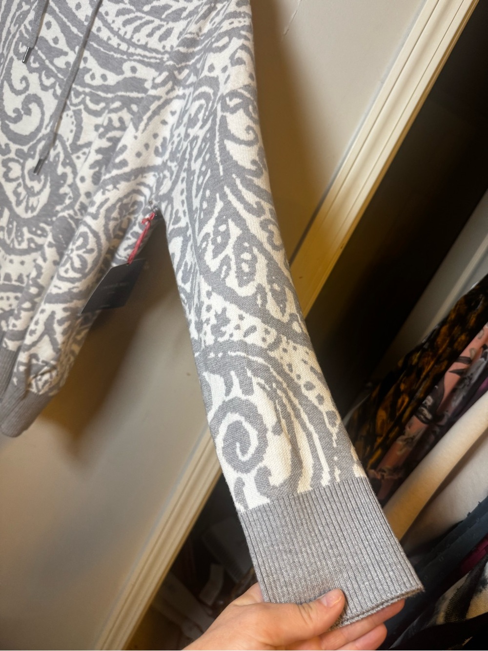 Cynthia Rowley Gray and White Paisley Lightweight Hoodie Sweater - Picture 4 of 7